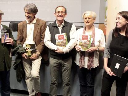 Desde la izquierda, Pinilla, Saizarbitoria; los premiados en traducción, Iñaki Mendiguren y Sarah Turtle, y la ilustradora Elena Odriozola, tras conocerse el fallo de los Premios Euskadi.
