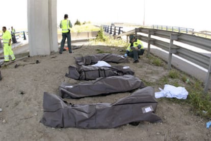 Los cadáveres de los fallecidos en el accidente en la M-50, a la altura del municipio de Getafe (Madrid).