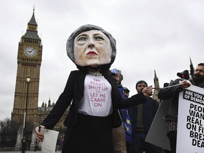 Manifestante fantasiada como Theresa May, em Londres.
