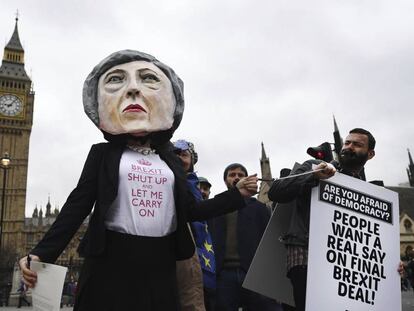 Una manifestant disfressada de Theresa May.