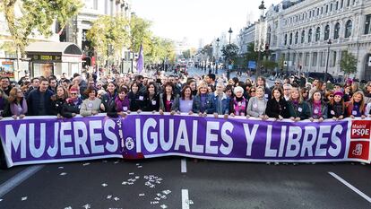 Pancarta bajo el lema "Mujeres iguales y libres" es portada por las ministras y dirigentes del PSOE, este sábado en Madrid.