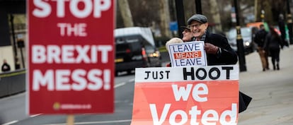 Manifestantes euroescépticos, en las puertas del parlamento de Westminster.