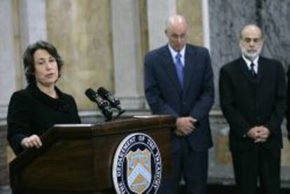 Sheila Bair, nueva consejera independiente de Santander, en una imagen de 2008 junto a Ben Bernanke y Henry Paulson, ex secretario del Tesoro.