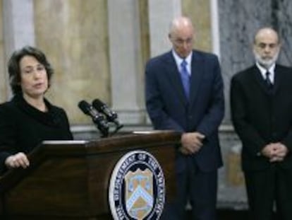 Sheila Bair, nueva consejera independiente de Santander, en una imagen de 2008 junto a Ben Bernanke y Henry Paulson, ex secretario del Tesoro. 