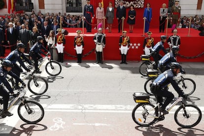 Policías municipales en bicicleta desfilan en la Puerta del Sol.