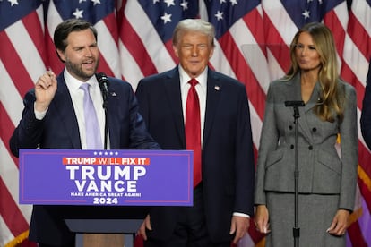 El candidato republicano a la vicepresidencia, JD Vance, se dirige a los seguidores de Trump en Palm Beach, Florida. 