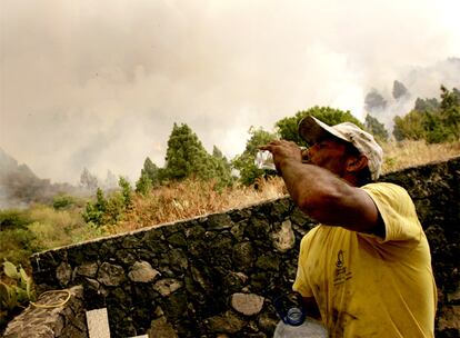 Un voluntario durante las labores de extinción del fuego de la isla canaria de La Palma.