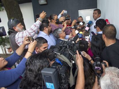 Periodistas entrevistan a Mario Escobar, padre de Debanhi, tras su visita a la Fiscalía de Feminicidios en Nuevo León.