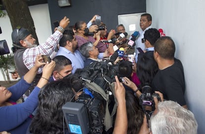 Periodistas entrevistan a Mario Escobar, padre de Debanhi, tras su visita a la Fiscalía de Feminicidios en Nuevo León.
