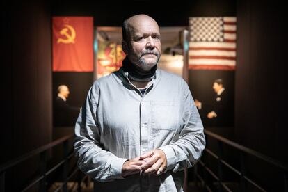 El activista Uwe Schwabe, posa en el Museo Zeitgeschichtliches-forum en Leipzig.