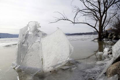 Alertas por causa das tempestades de neve foram emitidos nos Estados da Virgínia, Massachusetts e Maine. Advertiu-se que em alguns pontos do país fará mais frio do que no planeta Marte. Na imagem, um pedaço de gelo na orla do rio Hudson em Beacon, Nova York (EUA).