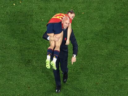 Luis Rubiales levanta a Athenea del Castillo después de la final contra Inglaterra en Sídney.