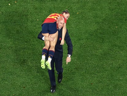 Luis Rubiales levanta a Athenea del Castillo después de la final contra Inglaterra en Sídney.