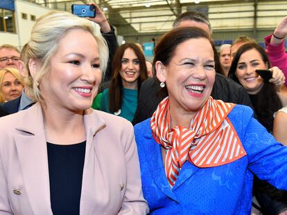 La líder del Sinn Féin, Mary Lou McDonald (derecha) y la candidata del partido en las Elecciones Autonómicas de Irlanda del Norte, Michelle O'Neill, este sábado en la localidad de Magherafelt