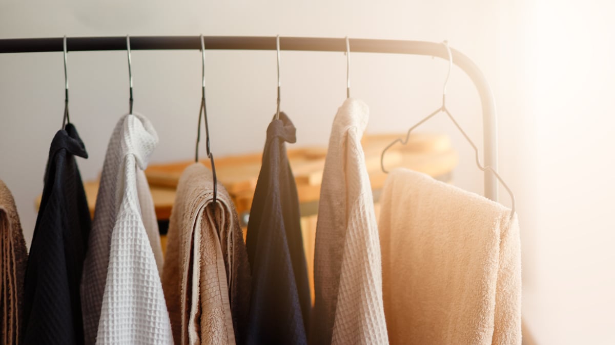 Adiós al olor a humedad en la ropa: el método infalible para tender dentro de casa este otoño