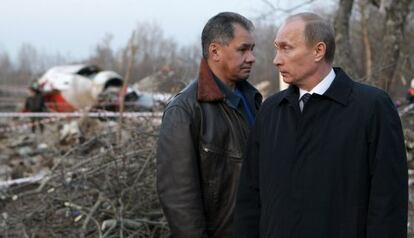 Vladímir Putin, entonces primer ministro ruso (derecha), visita el lugar del siniestro.