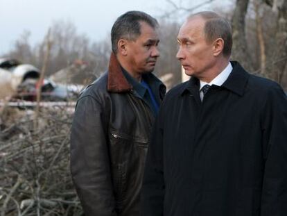 Vlad&iacute;mir Putin, entonces primer ministro ruso (derecha), visita el lugar del siniestro.