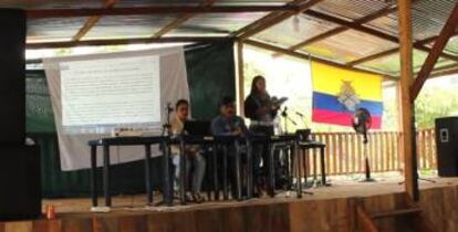 El momento en el que el comandante de las FARC Leonel Pa&eacute;z responde a las preguntas de los vecinos de Tumaco.