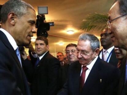 Fotografía cedida por Presidencia de Panamá del presidente de EE UU, Barack Obama saludando su homólogo cubano, Raúl Castro