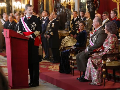 El Rey Felipe V, junto a la Reina Letizia, y los Reyes eméritos Juan Carlos y Sofía, en el Palacio Real.