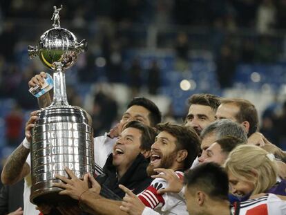 Marcelo Gallardo y el River Plate alzan la Copa Libertadores que ganaron en 2018.