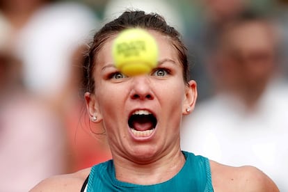 La tenista rumana Simona Halep, durante la final del torneo de tenis Roland Garros que disputó contra la estadounidense Sloane Stephens, en París el 9 de junio de 2018.