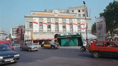 Carteles de los Juegos de 1992 en el edificio que alberga el café Zurich de Barcelona.