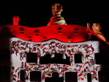 Una escena del espect&aacute;culo que se pudo ver ayer en La Pedrera para celebrar sus cien a&ntilde;os.