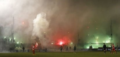 Aficionados de Panatinaikos y Olimpiacos lanzan vengalas durante el partido del pasado día 22 de febrero