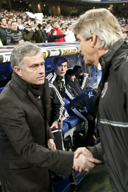 Mourinho y Pellegrini se saludan antes del comienzo del encuentro.