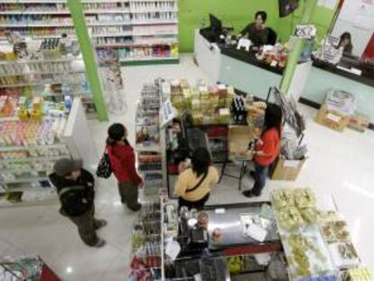 La mayoría de los analistas había calculado un ritmo de crecimiento del 2,5 % en el trimestre final del año. La revisión a la baja de las cifras del gobierno refleja la mesura en el gasto de los consumidores que, en EE.UU., equivale a casi el 70 % del producto interior bruto (PIB). EFE/Archivo