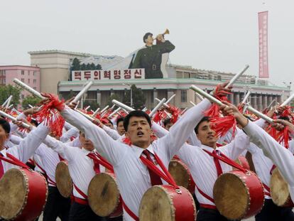 Multitudinaria ceremonia en Pyongyang para celebrar los logros del país y cerrar filas en torno al líder Kim Jong-un, un día después de la conclusión del VII Congreso del Partido de los Trabajadores (PTC).