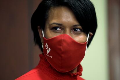 La alcaldesa Muriel Bowser se cubre con una mascarilla con la leyenda 51.