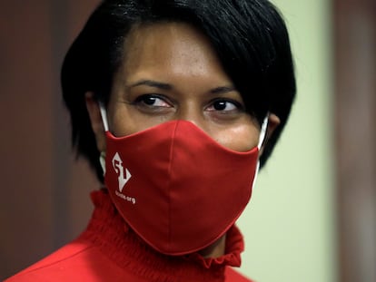 La alcaldesa Muriel Bowser se cubre con una mascarilla con la leyenda 51.