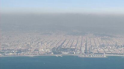 Contaminación sobre Barcelona.