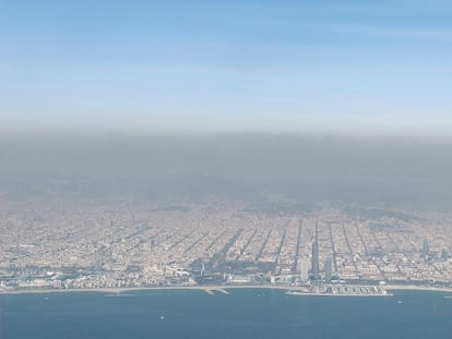 Vista aérea de Barcelona, bajo la capa de contaminación, el pasado mes de septiembre.