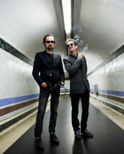 Diego Vasallo (izquierda) y Luis Auser&oacute;n en un pasadizo del metro. 