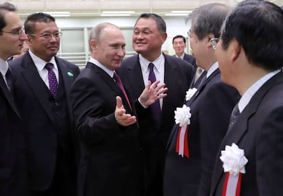 Vladimir Putin (en el centro) en el Instituto de Judo Kodokan de Tokio el viernes.