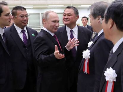 Vladimir Putin (en el centro) en el Instituto de Judo Kodokan de Tokio el viernes.