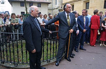 El obispo de Bilbao, Ricardo Blázquez, acompañado del alcalde de la ciudad, Iñaki Azkuna.