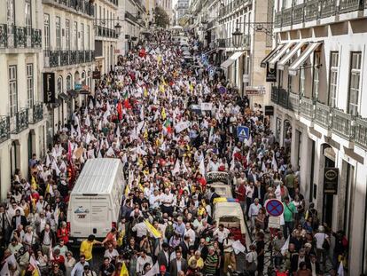 Asistentes al acto de cierre de campaña del primer ministro portugués, el socialista António Costa, este viernes en Lisboa.