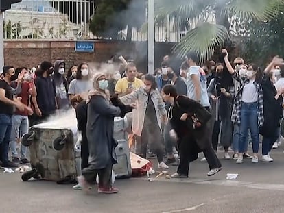 Captura de pantalla de un vídeo que muestra a mujeres iraníes arrojando sus velos a un contenedor de basura en llamas en Teherán, el pasado mes de septiembre.