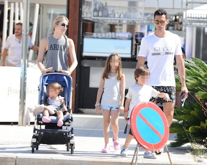 Álvaro Arbeloa y Carlota Ruiz, junto a sus hijos de vacaciones en Ibiza.