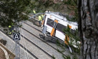 Aspecto que presenta la parte trasera del tren de cercanías accidentado. De los 86 pasajeros ilesos, 30 han sido trasladados en autobús hasta la estación de Renfe en Terrassa para continuar su viaje y el resto han sido conducidos hasta el pabellón de Vacarisses para recibir atención psicológica.