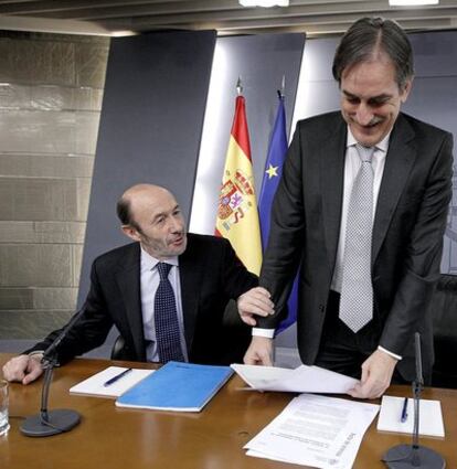 Alfredo Pérez Rubalcaba y Valeriano Gómez, hoy en la rueda de prensa posterior al Consejo de Ministros.