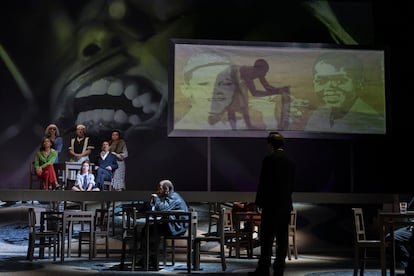 Una escena de la obra 'Fado alexandrino", de António Lobo Antunes, adaptada por el Teatro Nacional São João de Oporto, que ha cedido esta imagen.