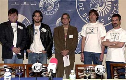 El Gran Wyoming y Juan Diego Botto han lucido, junto al cantante Luis Pastor y dos periodistas de Tele 5, han lucido camisetas en recuerdo de José Couso durante la presentación de los actos que se organizarán el día 11 de mayo bajo el lema "Con la paz no se juega".