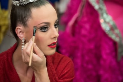 A dançarina Claudine Van Den Bergh se maquia antes de subir ao palco no Moulin Rouge em Paris em 12 de junho de 2018. Van Den Bergh dança no Moulin Rouge há sete anos.