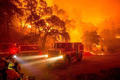 Unos 10.000 bomberos se han desplegado en los últimos días para combatir las llamas en la zona. Uno de ellos murió el jueves en el bosque Modoc, cerca de la frontera con Oregón. En la imagen, varios vehículos en el fuego de Rocky, cerca de Clearlake.