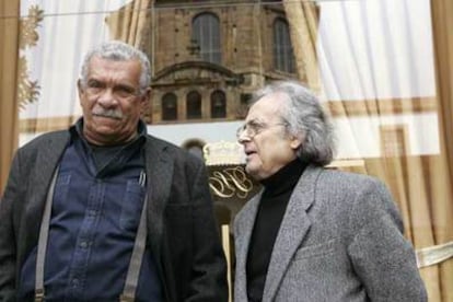 Derek Walcott (a la izquierda) y Adonis.